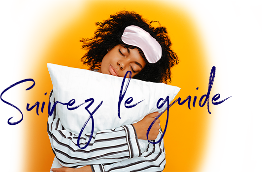 femme qui tient un oreiller