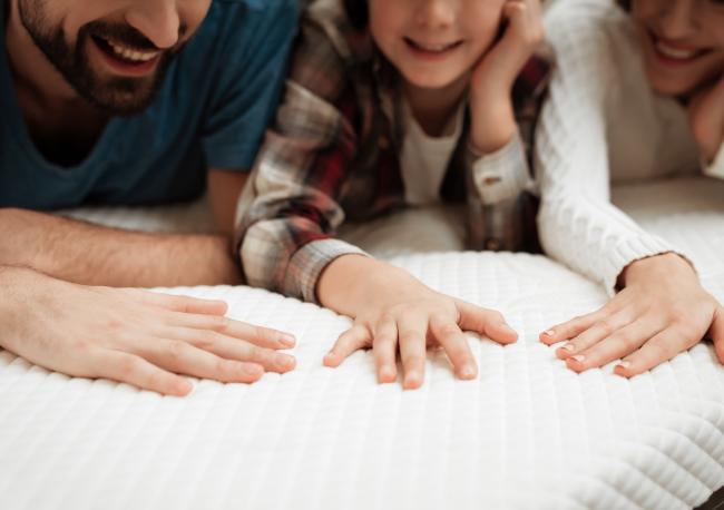 famille qui touche un matelas