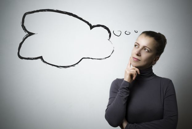 femme en pleine réflexion