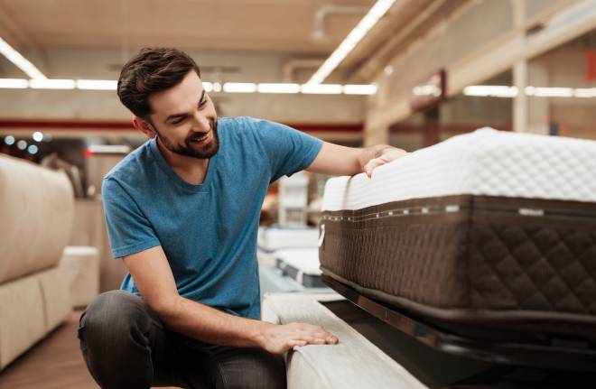 Homme qui regarde un matelas