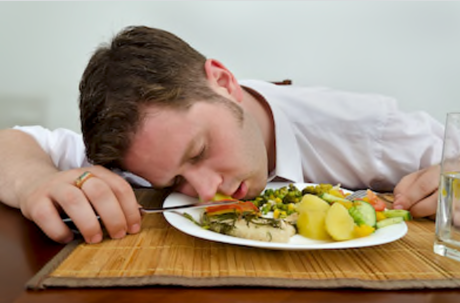 homme qui s'endort dans son assiette 