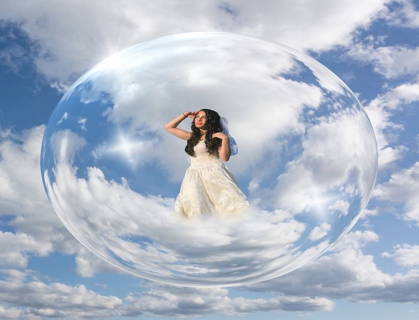 femme dans une bulle