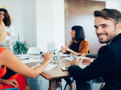 des personnes autour d'une table