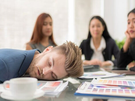 une homme qui dort sur une table