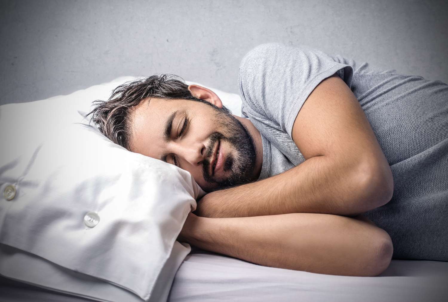 un homme qui dort dans un lit