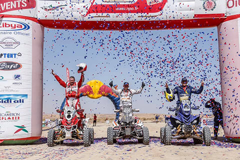 Fin de course avec pilote sur des quads à la ligne d'arrivée