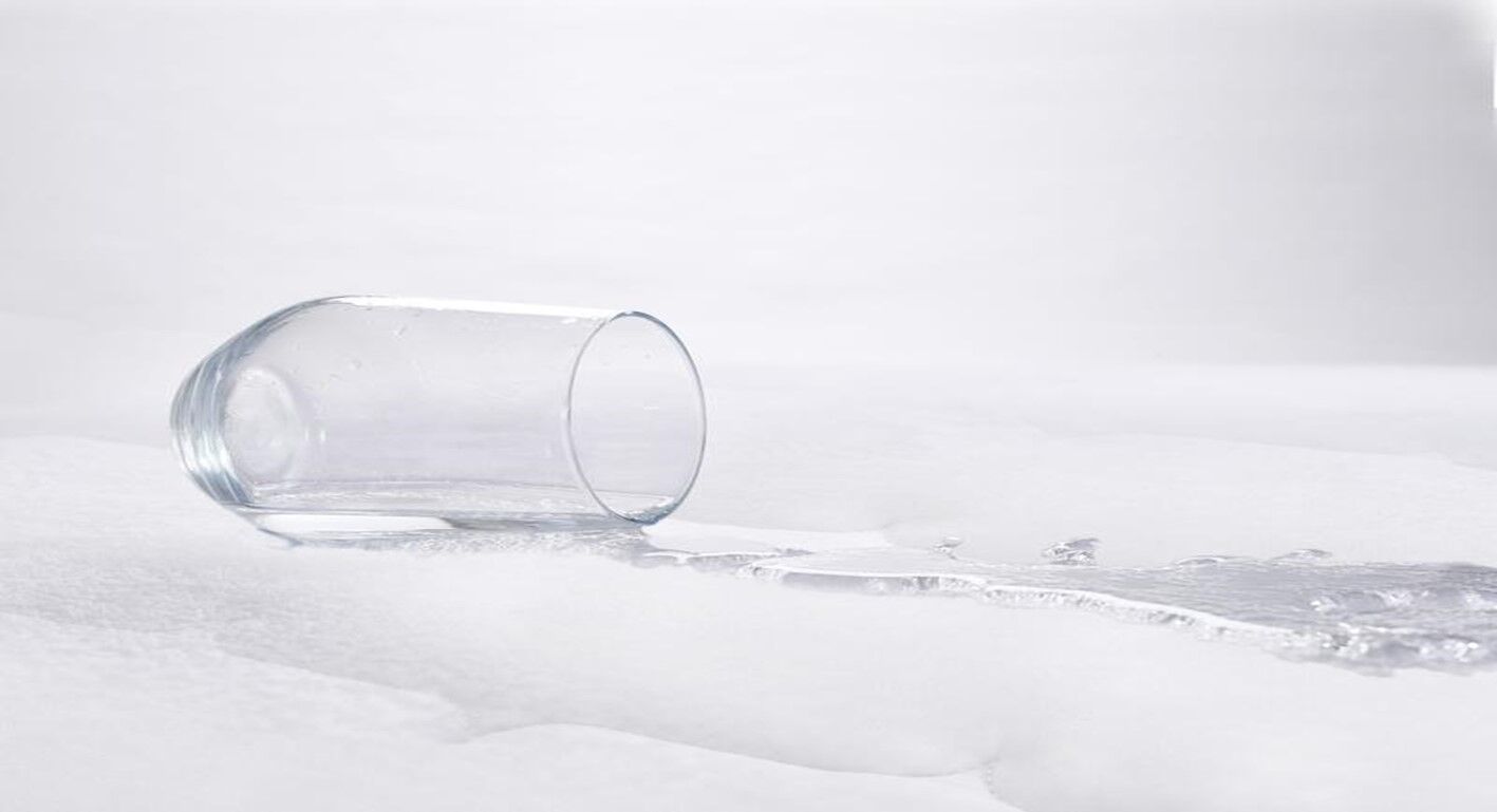 un verre renversé sur un matelas